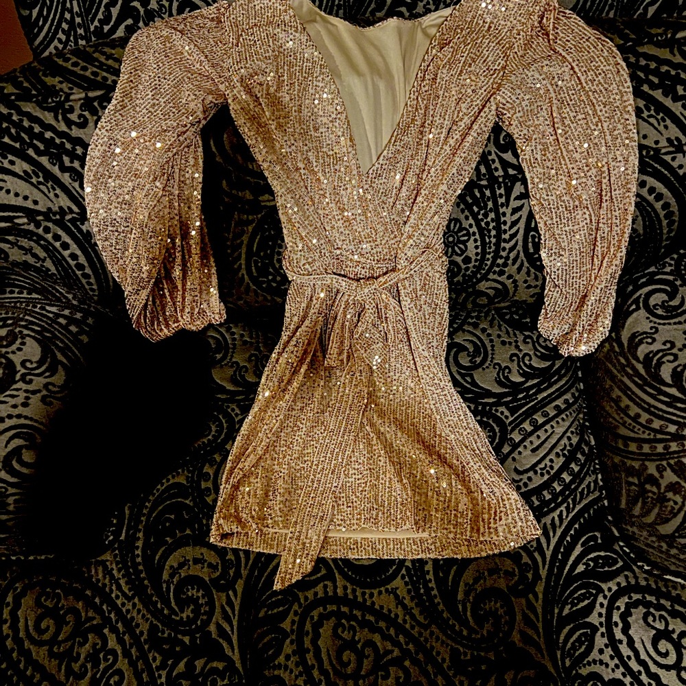 Beautiful short glittery gold dress. Did not wear once. Too small after baby :)